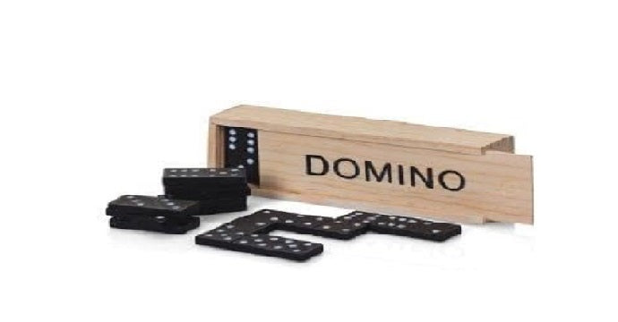 CHILDREN'S WOODEN BOXED DOMINOES SET
